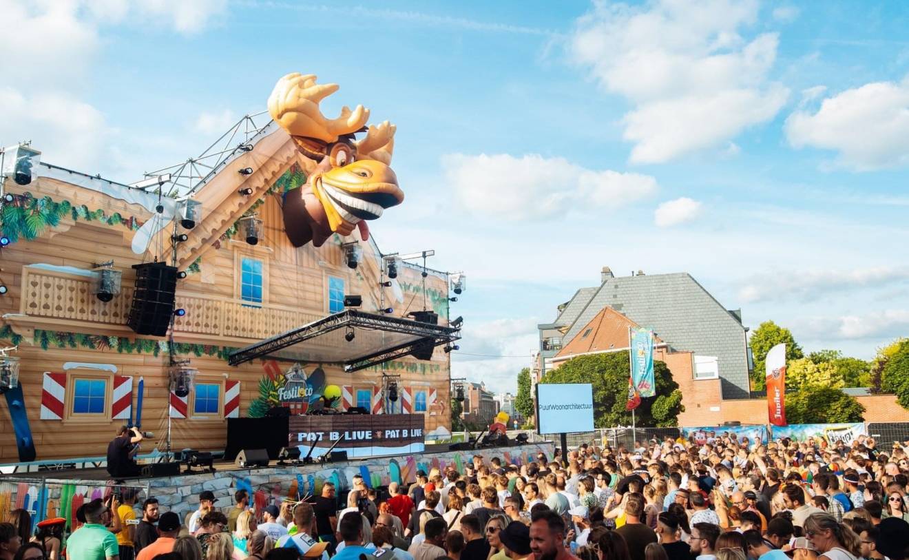 Combine print and inflatable inflatable moose, festival mainstage, festiloco, Ninove, inflatable animals, combination 2D and 3D, permanent blower X-Treme Creations