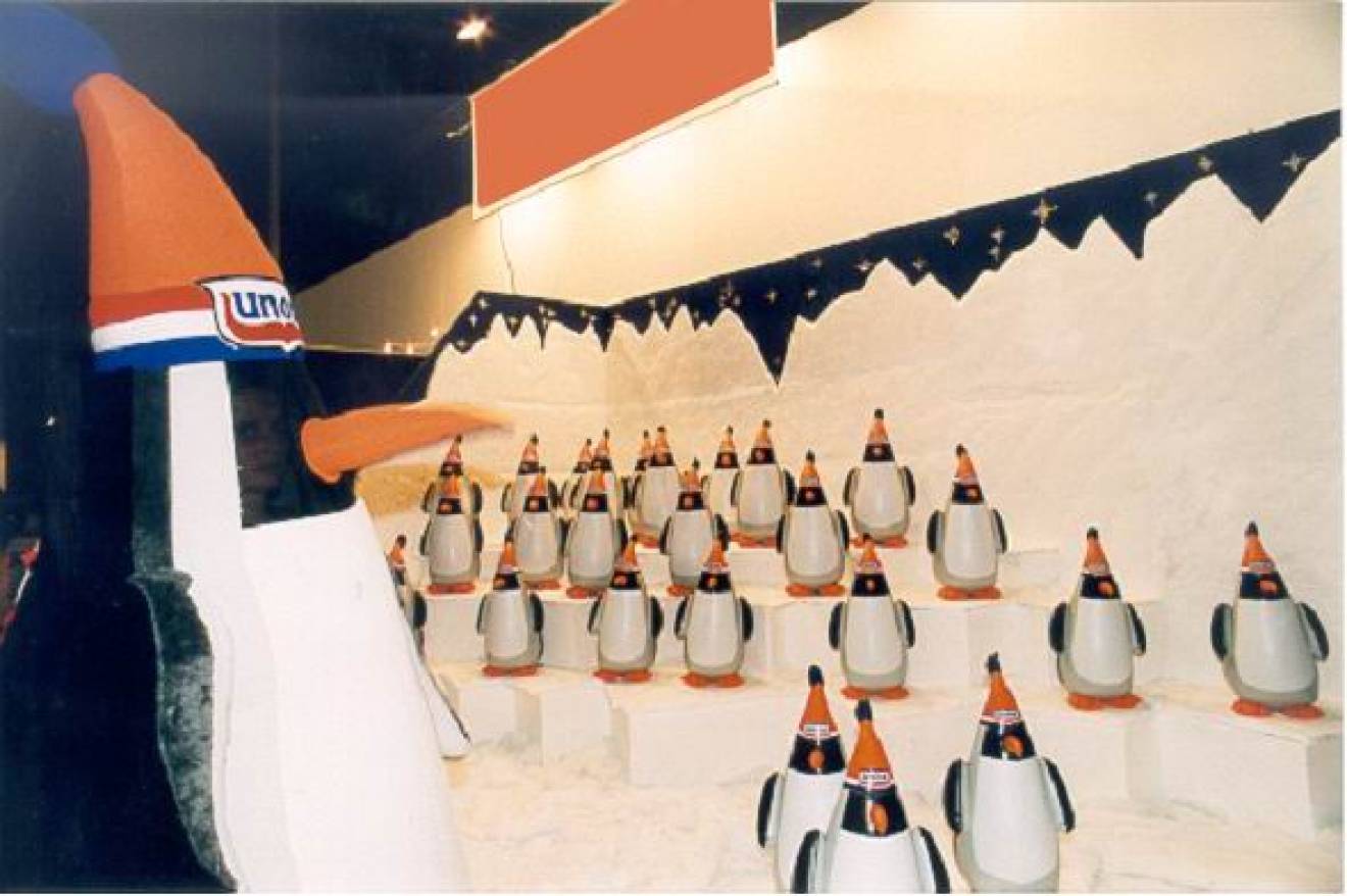 Miniature airtight inflatable mascottes luchtdichte opblaasbare Unox-pinguïns op een Unilever-stand tijdens Horeca-evenement X-Treme Creations