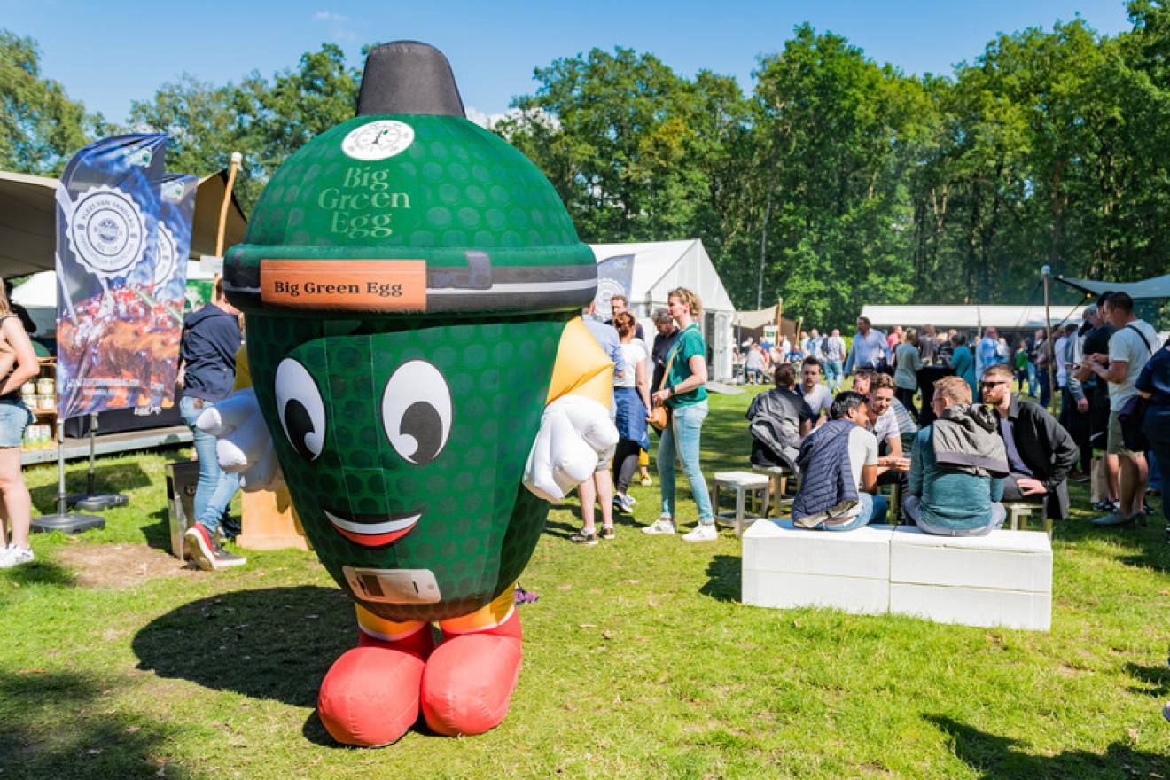 Giant inflatable kostuums opblaasbare BBQ animatiepak soepel lopend tijdens een topchef evenement voor The Green Egg X-Treme Creations