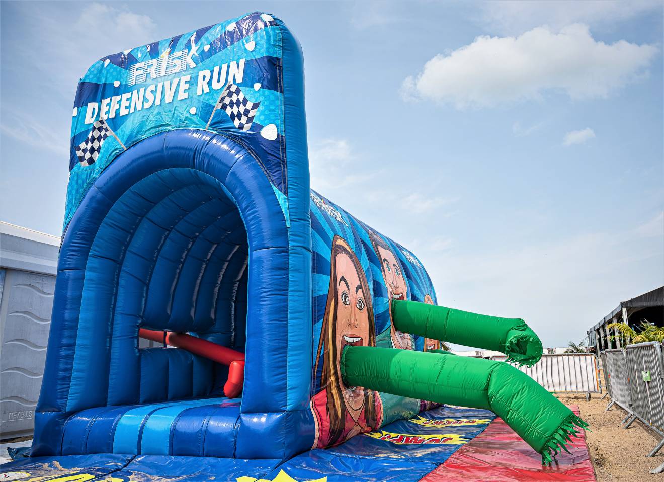 Giant inflatable games Frisk Defensive Tunnel, maatwerk, spelstructuur, animatie, Ostend Beach Festival X-Treme Creations