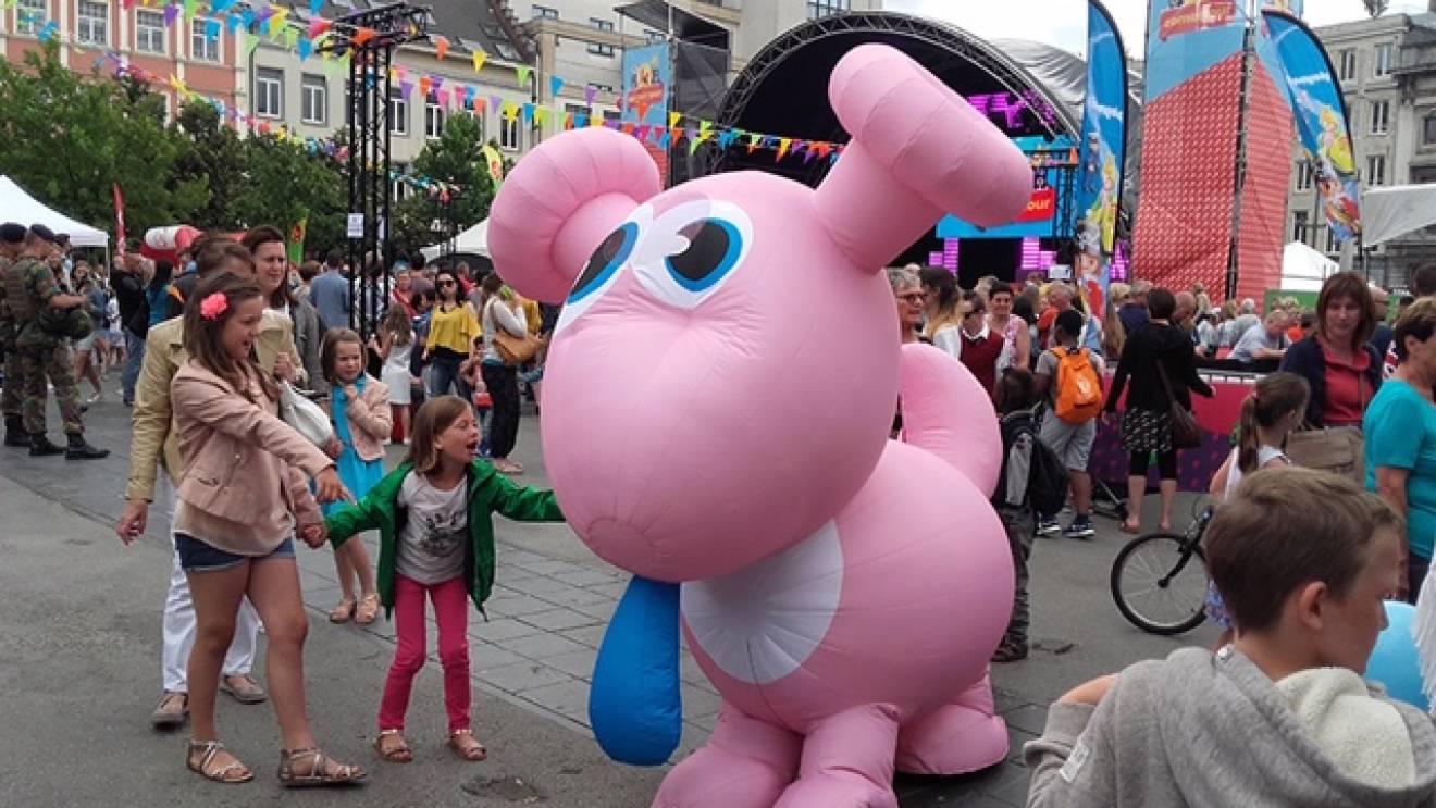 Riesige aufblasbare Kostüme und Walker Aufblasbare Fristi-Figur mit 4 Beinen, die Kinder am Stand von Friesland Campina animiert, hergestellt für E-Demonstrationen der Agentur X-Treme Creations