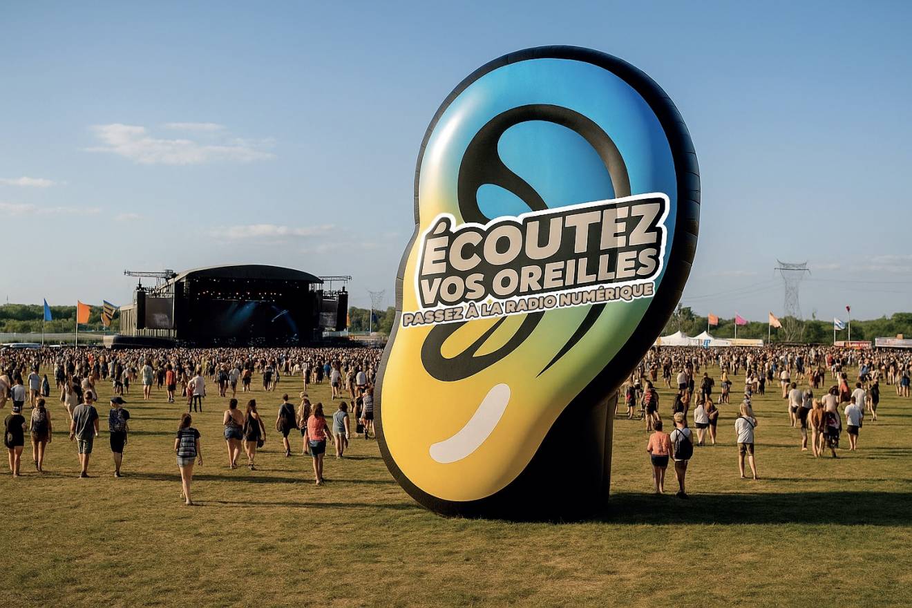 Giant inflatable productuitvergroting Opblaasbaar 5 meter hoog oor Ecoutez vos oreilles tijdens een muziekfestival in België X-Treme Creations