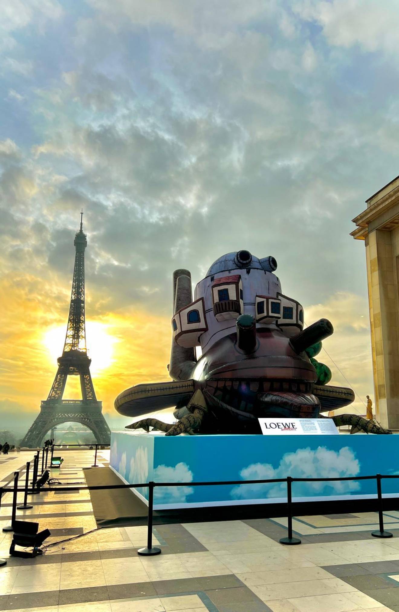 Riesige aufblasbare Maskottchen und Figuren Aufblasbare Stadt aus Howl's Moving Castle, entworfen von Studio Ghibli, in Position für die French Fashion Week am Trocadero-Platz in Paris X-Treme Creations