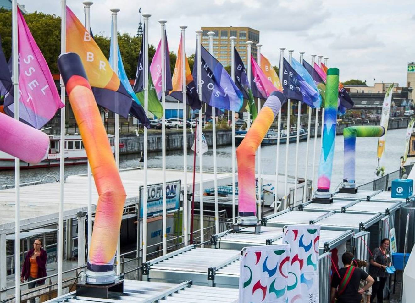 Manche à air publicitaire géante Tubes gonflables imprimés en couleur en mouvement avec ventilateurs loués pour l'événement Brussels Brost le long du canal X-Treme Creations