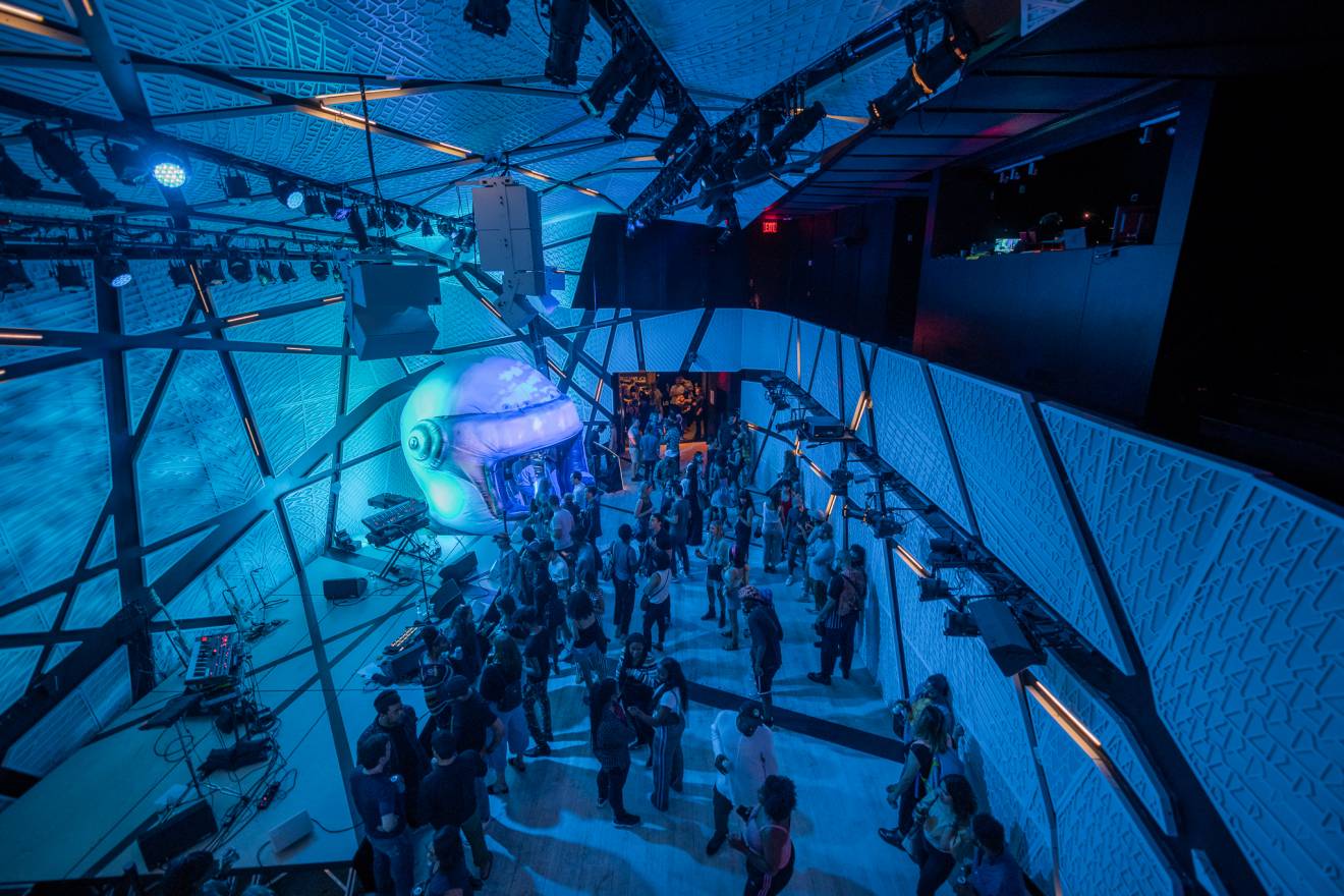 Riesige aufblasbare Stände Aufblasbarer Ständer in Form eines Helms als Stand für die Einführung des neuen Sony Soundsystems durch den Künstler Twin Shadow in New York X-Treme Creations
