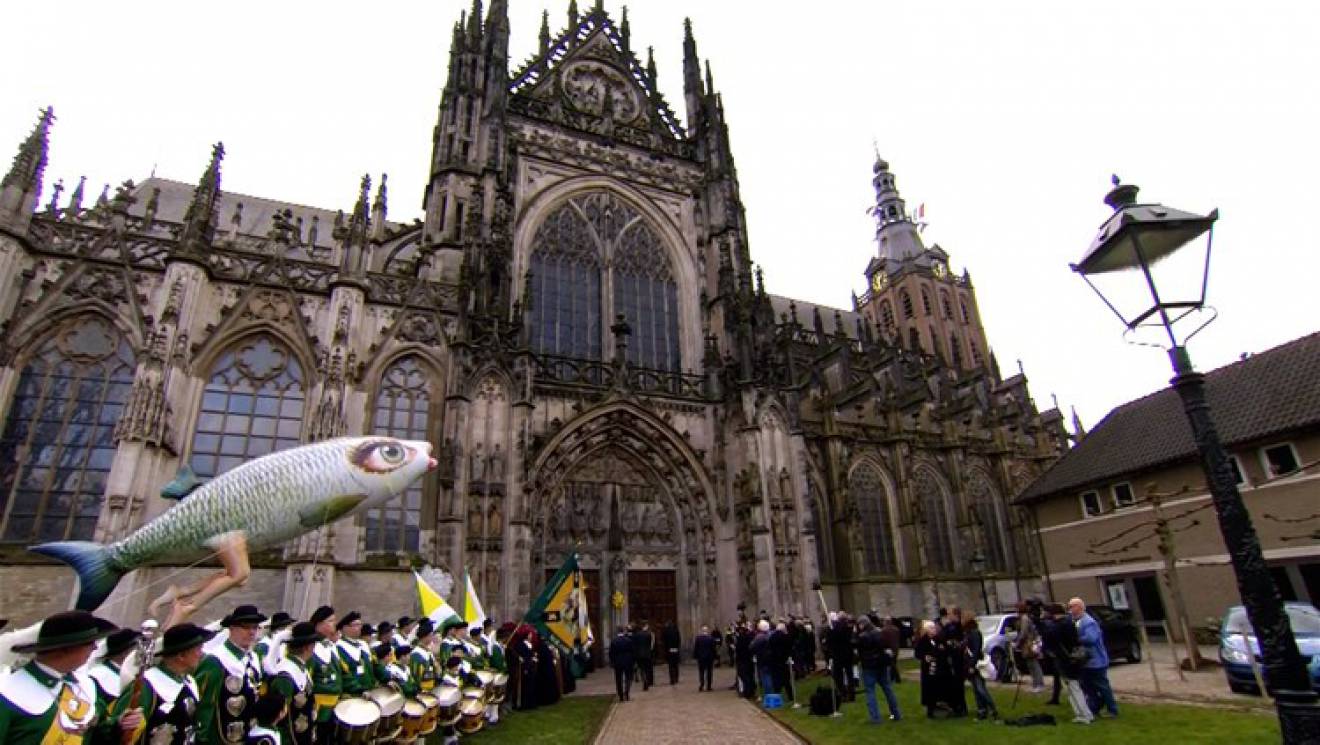 Grande structures gonflables à l’hélium Poisson gonflable à l'hélium avec deux pattes féminines du peintre néerlandais Hieronymus Bosch dans le cadre des festivités de 500 ans après la mort du célèbre peintre dans la ville de Bois-le-Duc X-Treme Creations