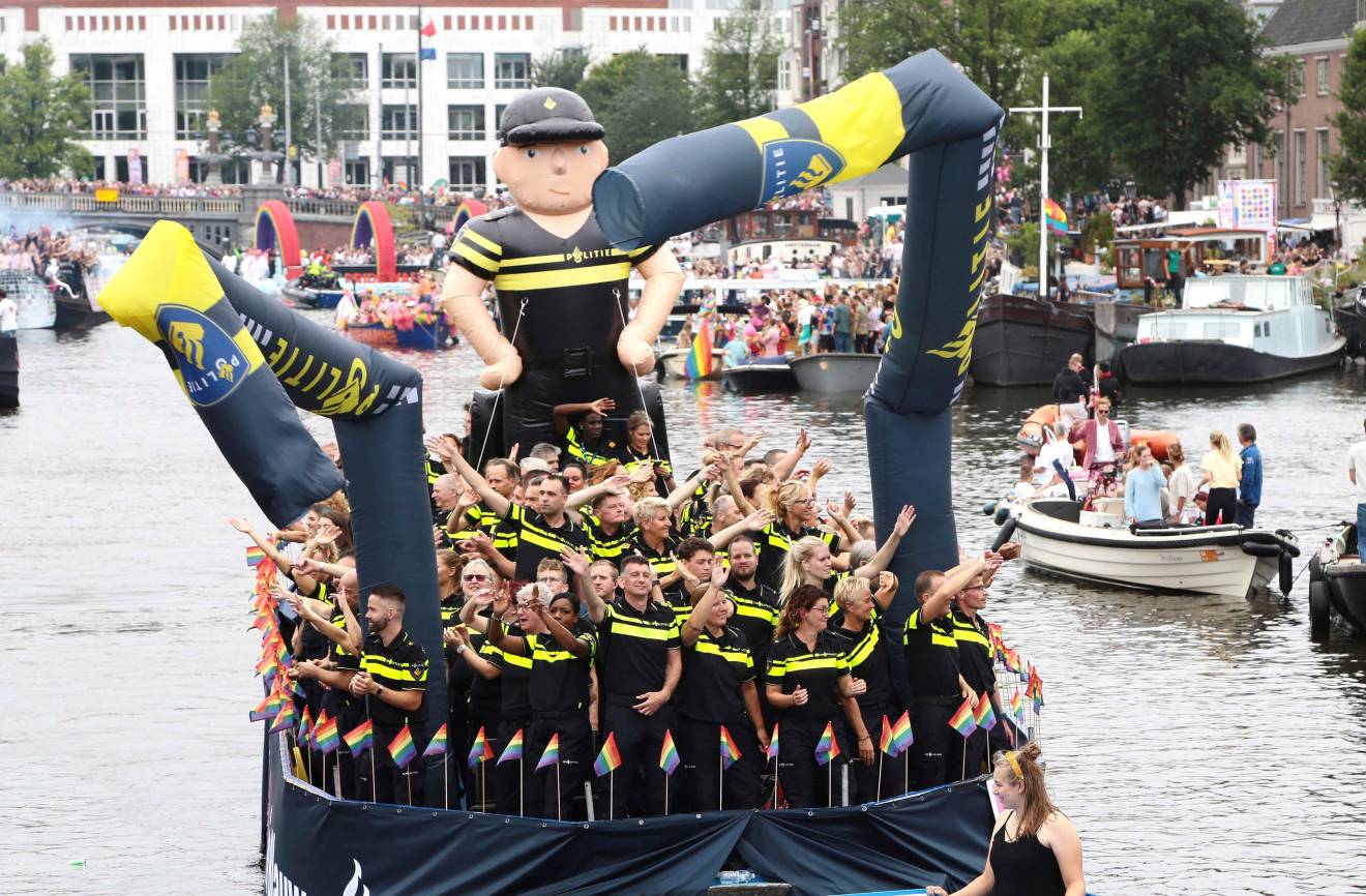 Danseur-des-vents grand format flytubes dynamiques de 6 mètres de haut en couleur sublimés pour le bateau de la police néerlandaise lors de la Canal Parade X-Treme Creations