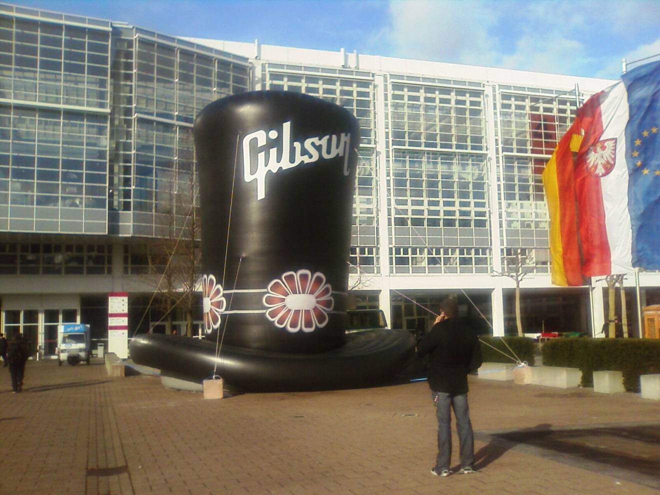 Giant inflatable productuitvergroting opblaasbare opvallende hoed van Saul Hudson de Gibson gitarist van Guns 'N Roses bij de ingang van de grootste muziekshow in Frankfurt X-Treme Creations