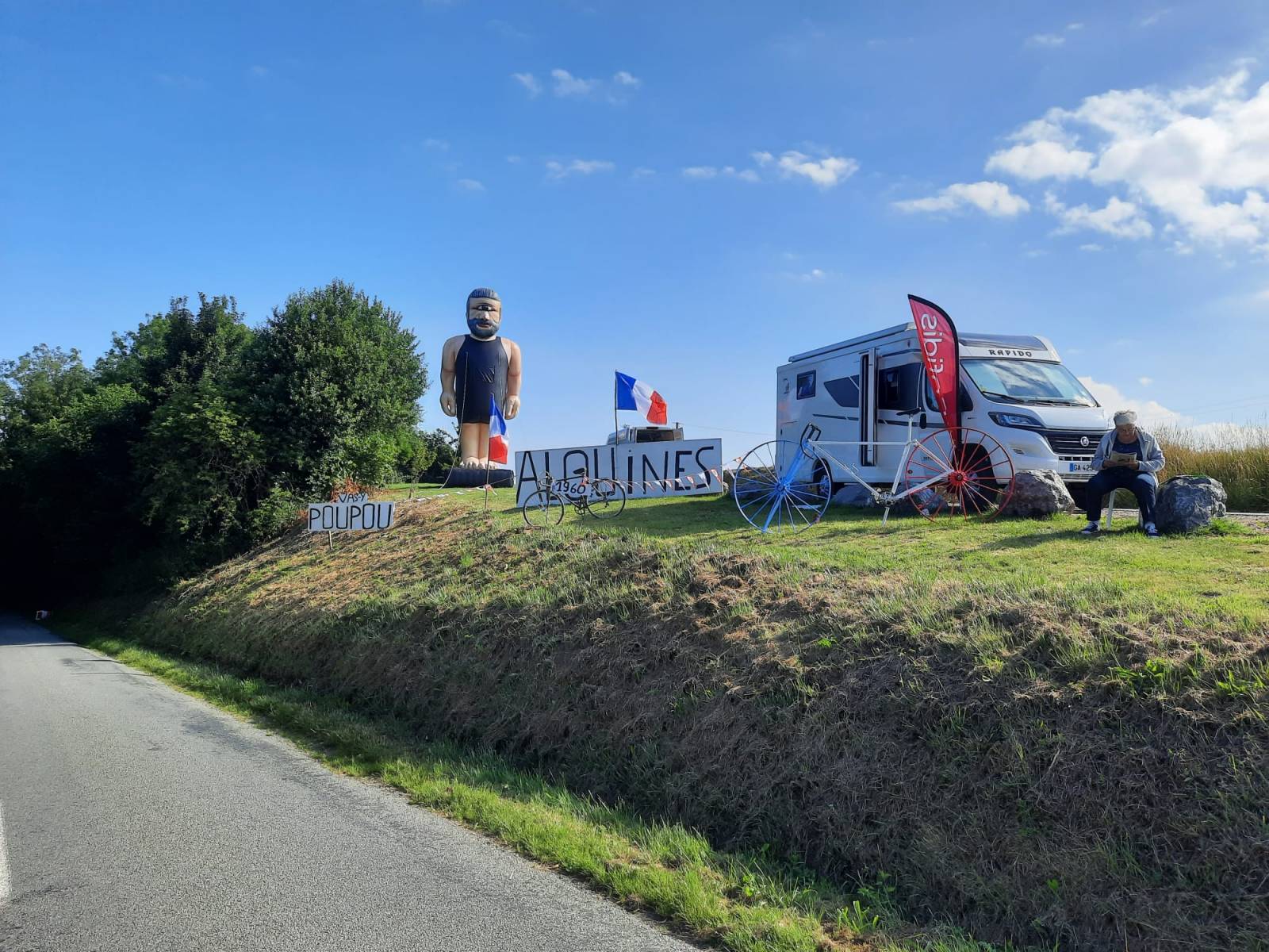 Inflatables in the media giant cyclop Adrem Kitchen, Tour de France, ASO, guerilla marketing, vive le vélo tv, Michiel Steenbeke on national television, facebook, instagram X-Treme Creations