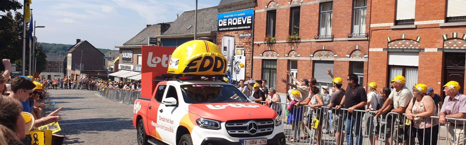 Großes aufblasbares Werbematerial | X-Treme Creations Aufblasbare gelbe Kappe von Eddy Merckx mit Lotto-Branding an den Seiten in der Hitze des Gefechts während eines klassischen belgischen Radrennens, produziert für die Nationale Loterij Lotto E-Demonstrations X-Treme Creations