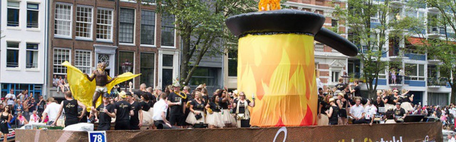 Groot opblaasbaar promotiemateriaal | X-Treme Creations Boot die vaart op het kanaal tijdens de Amsterdam Gay Pride met daarop een gigantische opblaasbare koekenpan van 4m diameter die op en neer beweegt met exotische dansers Loetje Steakhouse X-Treme Creations