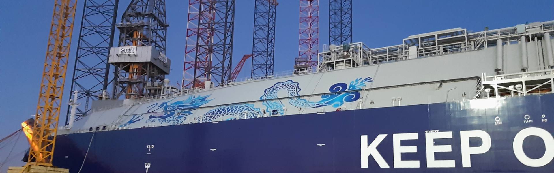 Großformatdruck in allen Farben und Schattierungen | X-Treme Creations Ein riesiger Vinylaufkleber in Form eines 60 Meter langen Drachens, der auf jeder Seite des VLEC Marlin-Schiffsbugs angebracht ist Evergas X-Treme Creations