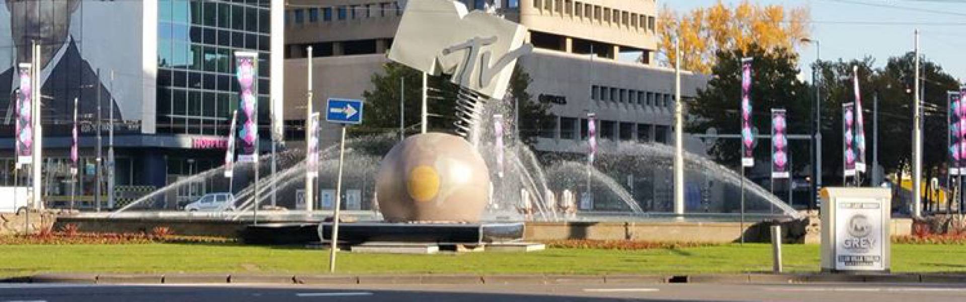 Groot opblaasbaar promotiemateriaal | X-Treme Creations Opblaasbare MTV Globe op rondpunt in fontein met gebouwen op achtergrond VKN Projecten X-Treme Creations