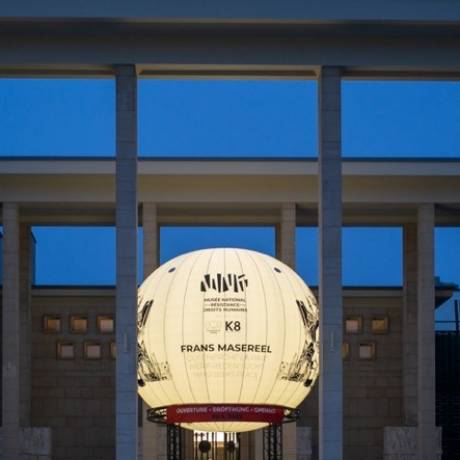 Events Trek de aandacht op een event intern verlichte opblaasbare bol met een diameter van 6 meter permanent gemonteerd op een truss tijdens de expositie van Frans Masereel op Place de la Résistance, Museum van het Verzet en de Mensenrechten in Luxemburg, meer specifiek in de stad Esch- X-Treme Creations
