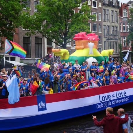 Events Trek de aandacht op een event opblaasbare kussende leeuwen tijdens het evenement de Pride in Amsterdam voor de LHBTQ-campagne van de Nederlandse Rijksoverheid X-Treme Creations