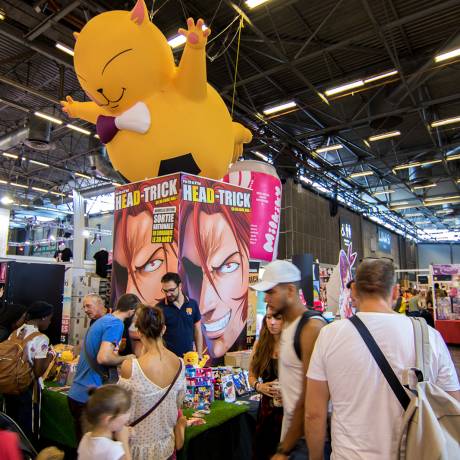 Beurzen Inflatables en print voor beursmateriaal met een extra toets opblaasbare stripfiguur Boboz the Cat hangend boven een stand tijdens de Japan-expo in Parijs X-Treme Creations