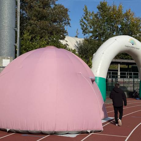 Medizinische Aufblasartikel Projekte mit einem Zweck Aufblasbare Brust in Form eines Iglus während einer Veranstaltung gegen Krebs in Brüssel X-Treme Creations