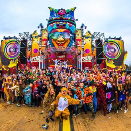 Festivals Bühnendekoration für Festivals Aufblasbarer Karnevalsclown von 12 m Höhe als Blickfang mit Team beim Karnevalsfest in Moergestel X-Treme Creations