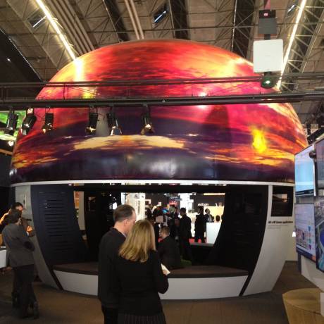Beurzen Inflatables en print voor beursmateriaal met een extra toets opblaasbaar dak op Sony-stand voor de 4K-productlancering tijdens de ISE-beurs in Nederland X-Treme Creations