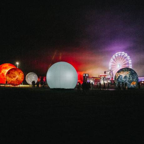 Hinchables gigantes  Llamar la atención con hinchables gigantes Galaxia hinchable con planetas iluminados durante el festival Nibiru, a lo largo de la playa en Rumanía X-Treme Creations