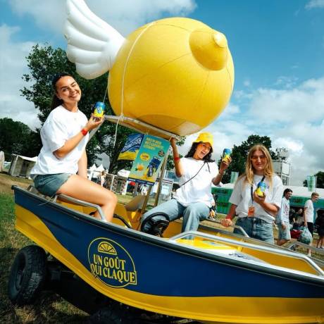 Opvallende luchtdichte opblaasobjecten Alle soorten figuren en vormen luchtdichte citroen met vleugels voor een merkactivatie tijdens het beroemde Dour-festival X-Treme Creations