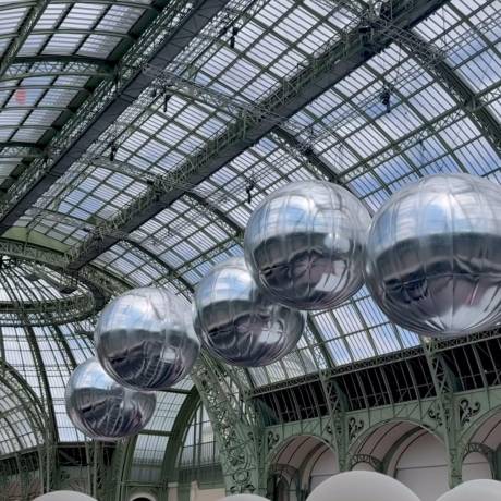 Kunst en design Kunst en inflatables slaan de handen in elkaar opblaasbare zilveren spiegelbollen hangen en bewegen tijdens de Europhia-tentoonstelling in Le Grand Palais, bedacht door het Ballonmuseum X-Treme Creations