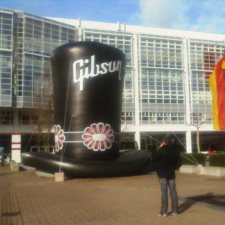 Beurzen Inflatables en print voor beursmateriaal met een extra toets opblaasbare Gibson zwarte hoed van leadgitarist Saul Hudson, ook bekend als Slash, lid van de beroemde band Guns N 'Roses naast de ingang van de Frankfurt Music-tentoonstelling X-Treme Creations
