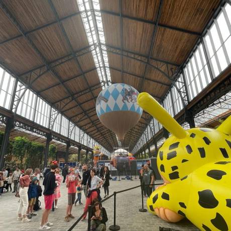 Festivals Bühnendekoration für Festivals Aufblasbare Figuren und Ikonen für das Brüsseler Comic-Festival Anfang September im Gare Maritime X-Treme Creations