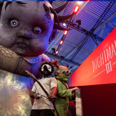 Ferias  Objetos hinchables y todo tipo de impresión como material de exposición Gran bebé inflable para el lanzamiento de Little Nightmares 3 de Bandai Namco, ganando el premio al Mejor Stand durante la feria Gamescom en Colonia X-Treme Creations