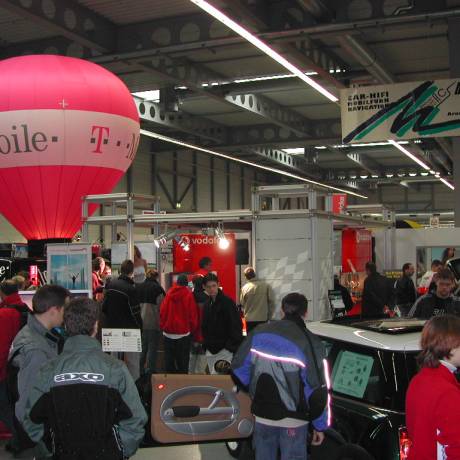 Corporate branding Advertising or promotion for your company inflatable logo T-mobile, inflatable hot air balloon shape T mobile, logo T-mobile illuminated, inflatable eyecatcher during trade show, corporate logo on inflatable, inflatable roof-ad, inflatable roofad X-Treme Creations