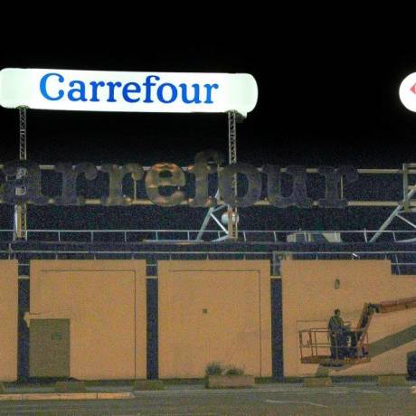 Bedrijfsidentiteit Reclame of promotie voor uw bedrijf opblaasbaar logo Carrefour supermarkt in afwachting van nieuwe signalisatie, tijdelijke inflatable cylinder met interne verlichting op dak van Carrefour X-Treme Creations