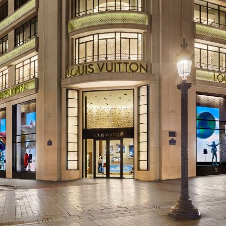 POS/POP Inflatables als Point-of-Sale-Material aufblasbare Taube und aufblasbarer Globus und aufblasbare Wolke und aufblasbarer Charakter und aufblasbarer Regenbogen und aufblasbares Logo für Louis Vuitton auf den Champs Elysées in Paris X-Treme Creations