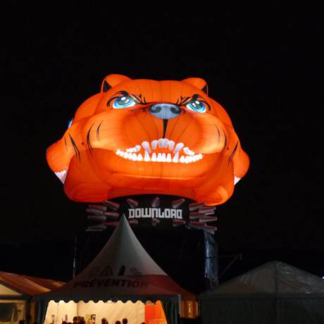 Festivals Inflatable decoratie voor een onvergetelijk festival Opblaasbare hondenkoppen van 7 m hoog met interne verlichting bovenop de centrale merchandisingwinkel op Download Festival in Donington Park X-Treme Creations