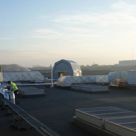 Industrie und Luft- und Raumfahrt Aufblasbare Objekte als revolutionäre Lösung aufblasbares mobiles Zelt für industrielle Trocknungszwecke bei Dach- und anderen technischen Außenmontagen X-Treme Creations