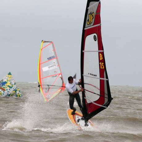 Opvallende luchtdichte opblaasobjecten Alle soorten figuren en vormen opblaasbare piramide boeien voor een windsurfwedstrijd aan de Belgische kust X-Treme Creations