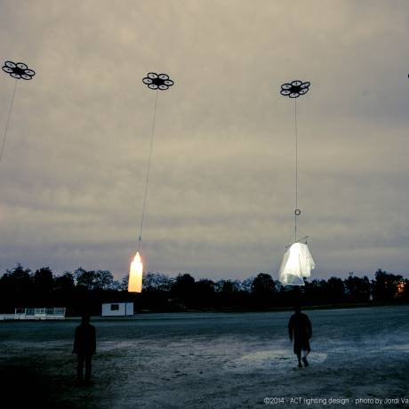 Realisatie van uw creatieve concepten Als u het kan dromen, kunnen wij het creëren luchtdichte opblaasbare kaarsen onderdeel van een Puy Du Fou vliegshow hangend onder 40 drones X-Treme Creations