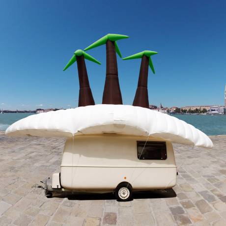 Kunst und Design Eine Verschmelzung von Kunst und Marketing Aufblasbare Insel mit Palmen wie Madagaskar während der Biennale von Venedig als politische Botschaft zum Klimawandel des dänischen Künstlers Sören Dangaard X-Treme Creations