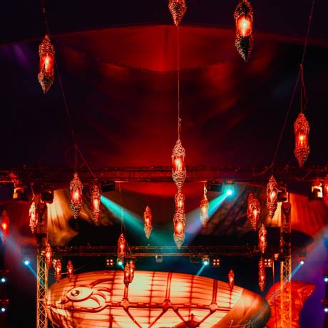 Realisatie van uw creatieve concepten Als u het kan dromen, kunnen wij het creëren opblaasbare DJ-booth met zeppelin tijdens Mystic Garden Festival ADE met mapping-projecties om beweging te creëren X-Treme Creations