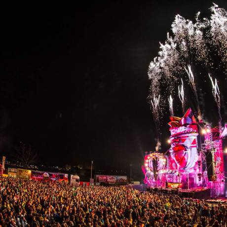 Festivals Bühnendekoration für Festivals Aufblasbares Clownsgesicht als Blickfang mit Feuerwerk beim Karnevalsfest in Moergestel, einer Stadt in den Niederlanden X-Treme Creations