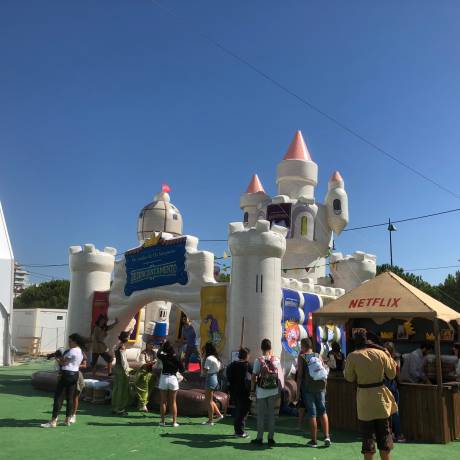 Festivals Bühnendekoration für Festivals Hüpfburg in Form einer Burg The Disenchantment, entworfen von Matt Groening für Netflix während der Comic Con in Lissabon X-Treme Creations