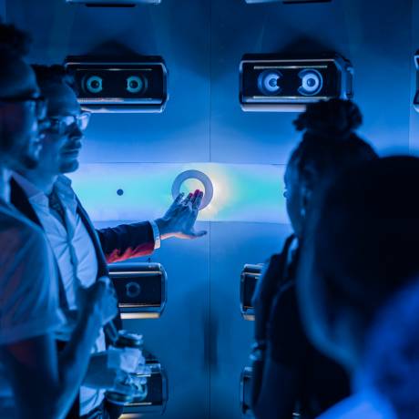 Industrie und Luft- und Raumfahrt Aufblasbare Objekte als revolutionäre Lösung aufblasbare Hightech-360°-Schalltestkuppel in Form eines Helms mit einem Auftritt des Künstlers Twin Shadow in New York X-Treme Creations