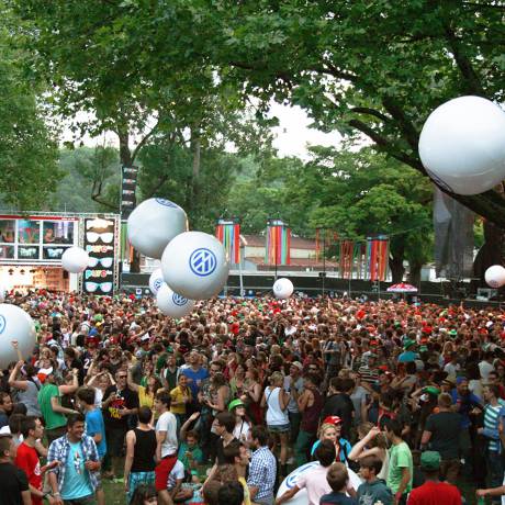 Events Attirer l'attention lors d'un évènement Ballons de foule gonflables hermétiques de marque VW de 100 cm de diamètre devant la scène lors du festival des Ardentes X-Treme Creations