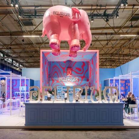 Ferias  Objetos hinchables y todo tipo de impresión como material de exposición elefante rosa inflable colgando sobre el stand de Delirium durante la Horeca Expo X-Treme Creations