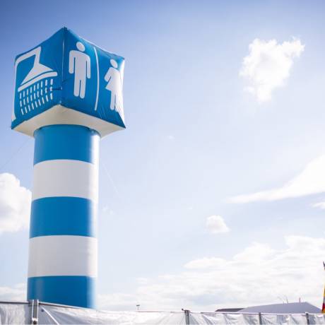 Festivals Inflatable decoratie voor een onvergetelijk festival opblaasbare informatieve eyecatcher van 12 m hoog die de toiletten aangeeft tijdens het Duitse Orkaanfestival in Scheessel X-Treme Creations