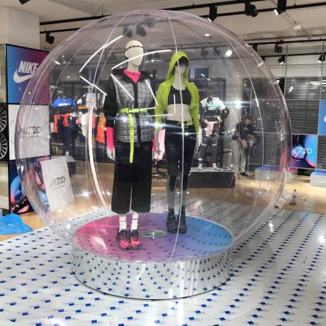 POS/POP Inflatables als Point-of-Sale-Material Aufblasbarer Nike-Showroom in Form einer transparenten Kugel als Ladenanimation eines Amsterdamer Nike-Stores im Auftrag von X-Treme Creations