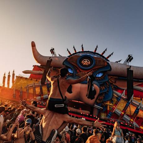 Festivals Aufblasbare Dekoration für ein unvergessliches Festival Aufblasbare Stierhörner in 3D kombiniert mit hartem Kopf auf der spanisch angehauchten Hard Style-Bühne während der Airbeat One in Deutschland X-Treme Creations