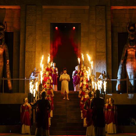Festivals Bühnendekoration für Festivals Aufblasbare Göttinnen Isis von 7 Meter Höhe als Bühnendekoration für die Aida-Oper in Hamburg hergestellt für FKP Scorpio X-Treme Creations