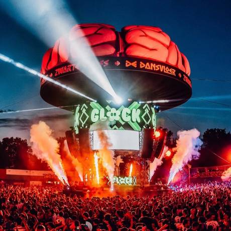 Festivals Aufblasbare Dekoration für ein unvergessliches Festival Aufblasbare 3D-Gehirne mit 18 m Durchmesser auf der neuen Hauptbühne „De Dansvloer“ während des Black-Cross-Festivals im Norden der Niederlande X-Treme Creations