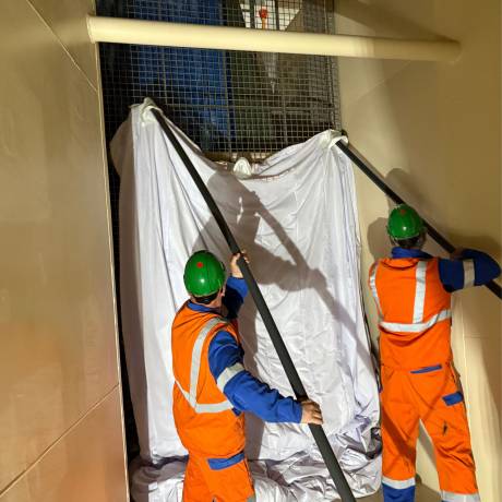 Industrie und Luft- und Raumfahrt Aufblasbare Objekte als revolutionäre Lösung Installation mit Stangen innerhalb der Lüftungstunnel eines maßgefertigten aufblasbaren Kissens für die deutsche Produktionsfirma RWE X-Treme Creations