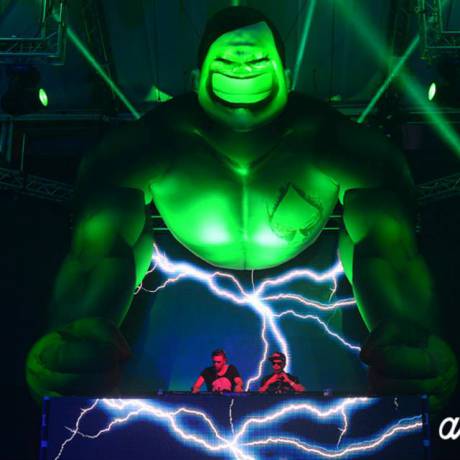Festivals Inflatable decoratie voor een onvergetelijk festival Opblaasbare Hulk-torso hangt in The House of Madness in de nachtclub Amnesia op het eiland Ibiza voor 's werelds beste DJ Dimitri Vegas en Like Mike, ook bekend als de gebroeders Thivaios X-Treme Creations